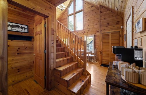 Sevierville Cabina | ⭐Family Cabin near Attractions w/ Hot Tub, Arcade, Games, 65" TV, 2 King Beds ⭐