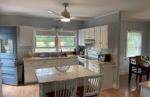 Oak Bluffs Cabaña | Family cottage in Oak Bluffs. Close to town