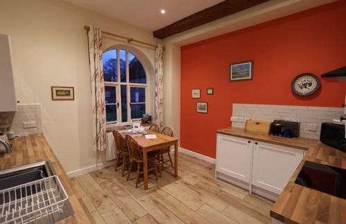 Norwich Cabaña | Family cottage overlooking the duck pond, on a farm near Norwich City