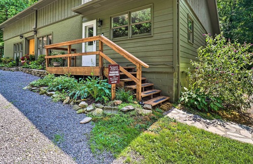 Maggie Valley Cabaña | Family Cottage w/ Creekside Fire Pit Access!