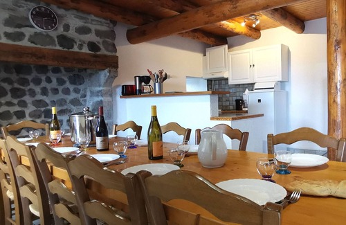 Mezeres Cabaña | Casa familiar con patio y ping-pong, cerca de Lyon y Clermont-Ferrand