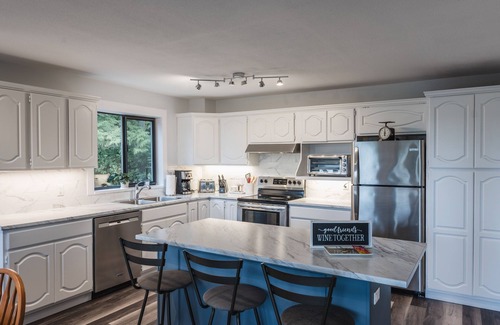 Garden Bay Casa | Family & dog friendly for 6 people - walking distance to 4 lakes!