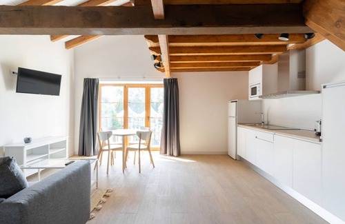 Villaverde de Pontones Apartamento | Apartamento para familias con vistas al jardín y cubo chill-out en el jardín