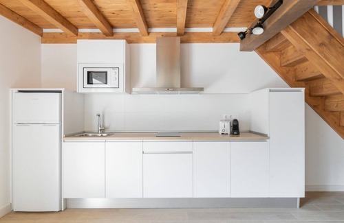 Villaverde de Pontones Apartamento | Apartamento para familias con vistas al jardín y cubo chill-out en el jardín