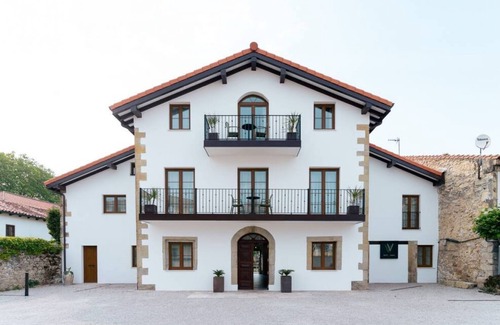 Villaverde de Pontones Apartamento | Apartamento para familias con vistas al jardín y cubo chill-out en el jardín