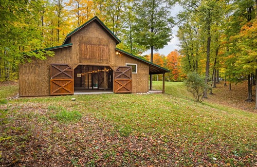 Bellaire Cabina | Family Fall Fun! Sleeps 14, Peaceful Cabin, Heated Floors, Fireplace, Gameroom