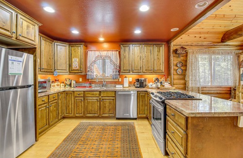Heber Cabina | Family-Friendly Cabin w/ Fire Pit in Forest Lakes