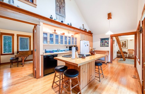 Bainbridge Island Casa | Family-Friendly Home with Woodland Views, Fireplace & Free WiFi - Walk to Beach