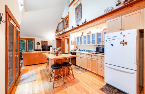 Bainbridge Island Casa | Family-Friendly Home with Woodland Views, Fireplace & Free WiFi - Walk to Beach