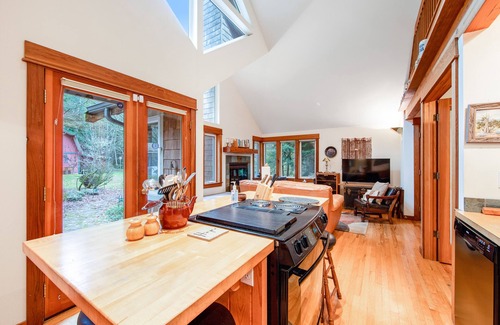 Bainbridge Island Casa | Family-Friendly Home with Woodland Views, Fireplace & Free WiFi - Walk to Beach