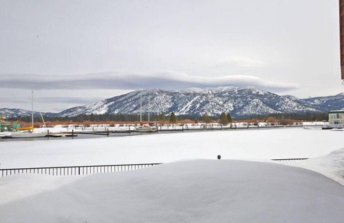 Tahoe Keys Condominio | Condominio familiar con muelle y Heavenly, Marina View!
