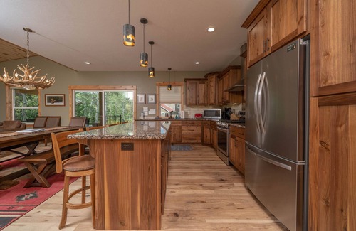 Lazy Acres Cabina | Hermosa casa nueva con bañera de hidromasaje para 6 personas, garaje climatizado, a 7 millas del parque