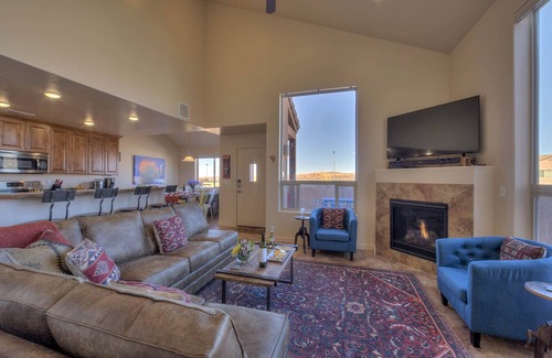 Moab South Valley Casa | Para toda la familia, 2 camas King size, piso principal principal, piscina (estacional) y spa, excelentes vistas