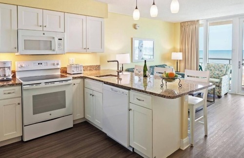 Ormond Beach Complejo | Family-Friendly 2BR Oceanfront Condo – Balcony, Pool, Kitchen & Steps to Beach