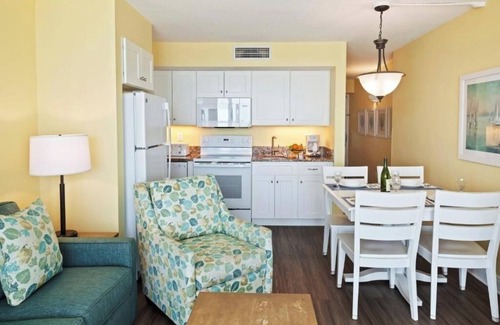 Ormond Beach Complejo | Family-Friendly 2BR Oceanfront Condo – Balcony, Pool, Kitchen & Steps to Beach