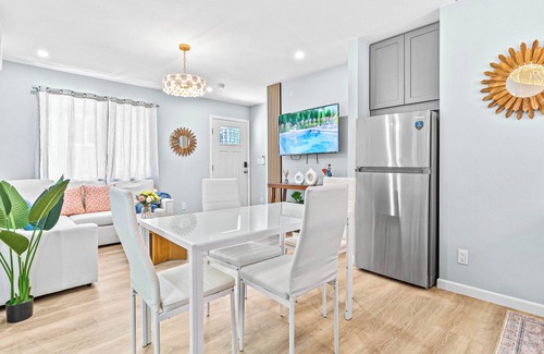 McCully - Moiliili Casa | Family-friendly 2BD 2BA 2 Parkings Honolulu Home