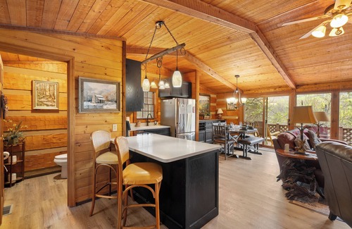 Gatlinburg - Pigeon Forge Cabina | Sueño hecho realidad; ¡Una reunión de familia y amigos en un hermoso entorno!