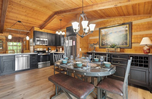 Gatlinburg - Pigeon Forge Cabina | Sueño hecho realidad; ¡Una reunión de familia y amigos en un hermoso entorno!