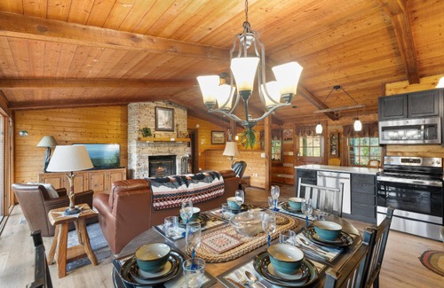 Gatlinburg - Pigeon Forge Cabina | Sueño hecho realidad; ¡Una reunión de familia y amigos en un hermoso entorno!