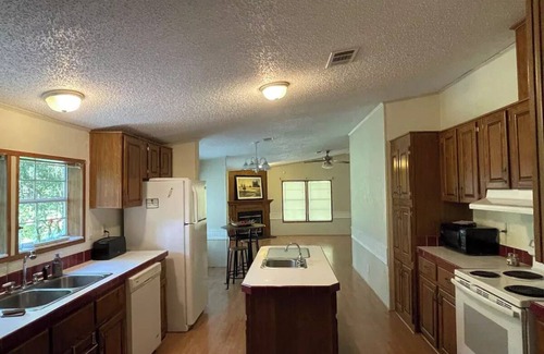 Williston Casa | Family Friendly 3/2 Cottage Nestled Among the Oaks