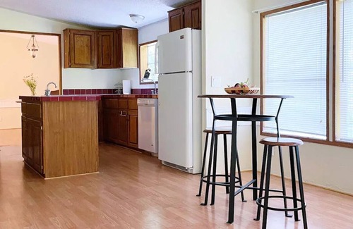 Williston Casa | Family Friendly 3/2 Cottage Nestled Among the Oaks