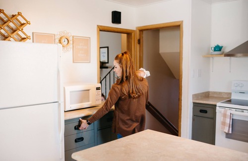 Saskatoon Casa | Family Friendly 3 Bd with *HOT TUB* Close to 8th Street, University and Hospital