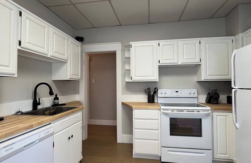 Manito Casa | Relax and Explore: 3BR Bungalow near Manito Park