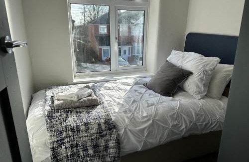 Trafford Apartamento | Family-Friendly 3BR Home in Sale, Manchester - Garden & Double Driveway