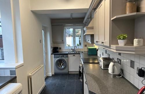 Trafford Apartamento | Family-Friendly 3BR Home in Sale, Manchester - Garden & Double Driveway