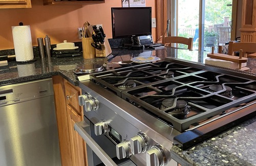 Essex Junction Casa | Family friendly 4BR, 3 Full Bath house. Only 30 minutes to ski slopes, downtown.