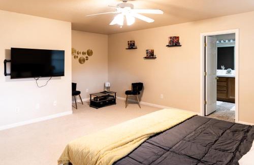 Neighbors Southwest Casa | Family-friendly 5-bedroom home with workspace, jetted bathtub, grill, and AC
