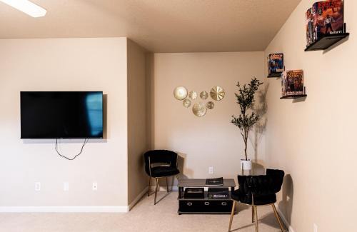 Neighbors Southwest Casa | Family-friendly 5-bedroom home with workspace, jetted bathtub, grill, and AC