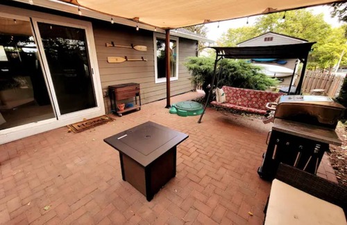 Greenway Apartamento | Family-friendly Adventure Awaits by Rec Center Pool & Gym! Patio with Firepits!
