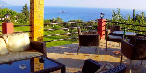 Parelia Apartamento | Family friendly Apartments with a Swimming Pool on Pelekas Beach