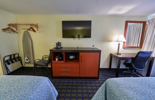 West Yarmouth Hotel | Family-Friendly Atmosphere w/ Heated Indoor Pool & Free Breakfast - 4 Units