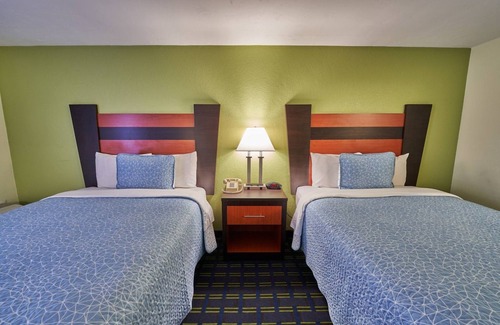 West Yarmouth Hotel | Family-Friendly Atmosphere w/ Heated Indoor Pool & Free Breakfast - 4 Units