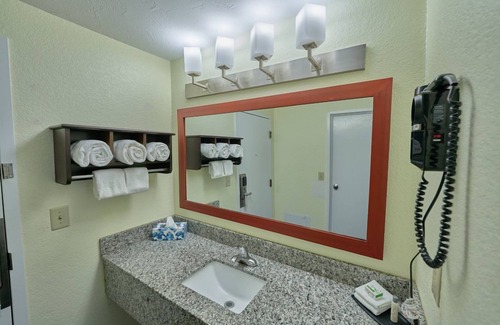 West Yarmouth Hotel | Family-Friendly Atmosphere w/ Heated Indoor Pool & Free Breakfast - 4 Units