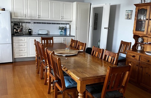 Lakes Entrance Casa | Family Friendly House in quiet court walking distance to Main Street.