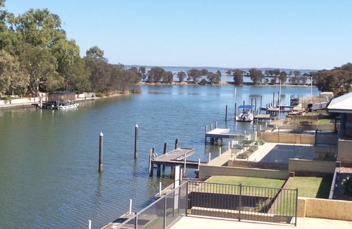 South Yunderup Casa | Family friendly, double storey on the water!