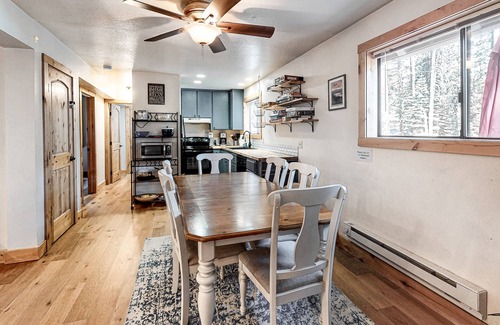 Pla-Vada Woodlands Casa | Family friendly Cabin with a Private Hot Tub & Private Grill