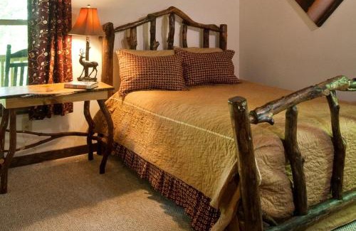 Topton Casa | Family-Friendly Cabin Rental for Six on Nantahala Mountain with White Water Rafting in North Carolina