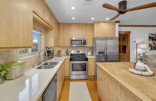 University Heights Casa | Family Friendly - Canyonview, Jacuzzi, EV Charger, Desk