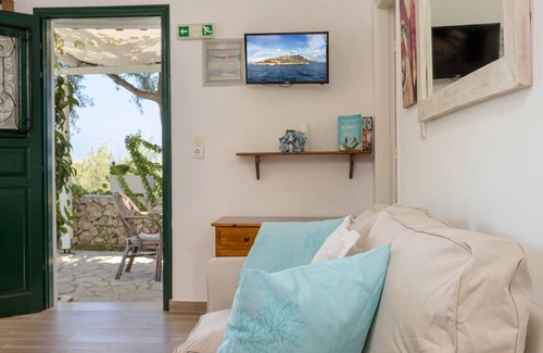 Korithi Casa | Family Friendly Charming Cottage with private pool