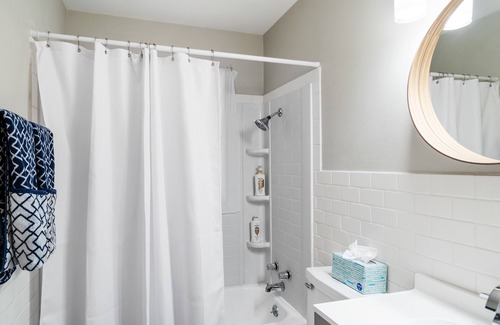 Shawnee Casa | *Family Friendly* Close to shops, restaurants and I-35