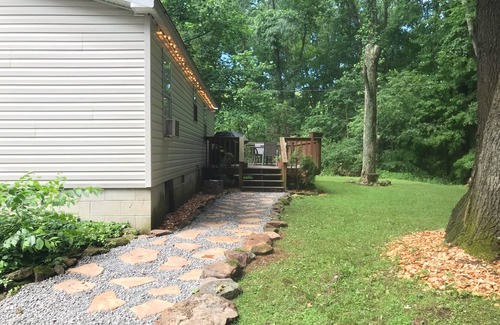 Lakeville Casa | Familiar cerca de Mohican - amueblado 3 BR con terraza y una fogata