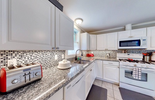 Hulls Cove Cabaña | Family-friendly cottage near the ocean w/lawn, gas fireplace, & shared gas grill