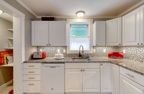 Hulls Cove Cabaña | Family-friendly cottage near the ocean w/lawn, gas fireplace, & shared gas grill