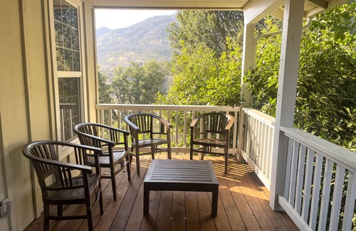 Mariposa Casa | Cozy Cottage In The Mountains Near Yosemite Family and Pet Friendly