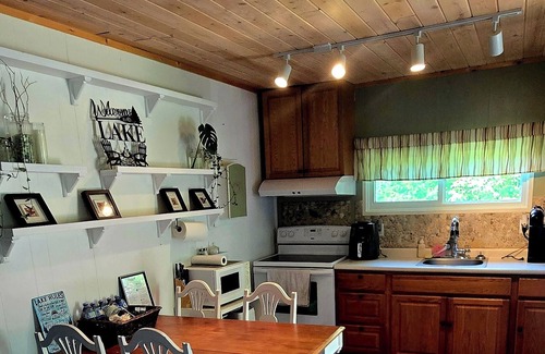Manitoba Cabina | 4 Season Cabin - Screened in hot tub