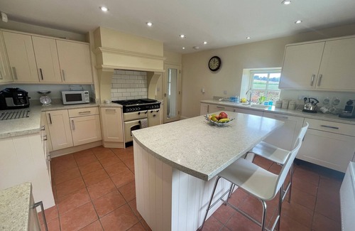 Ingoldisthorpe Casa | Family Friendly House, large 2 Acres,Sleeps 8,Near Sandringham & Coastal Beaches